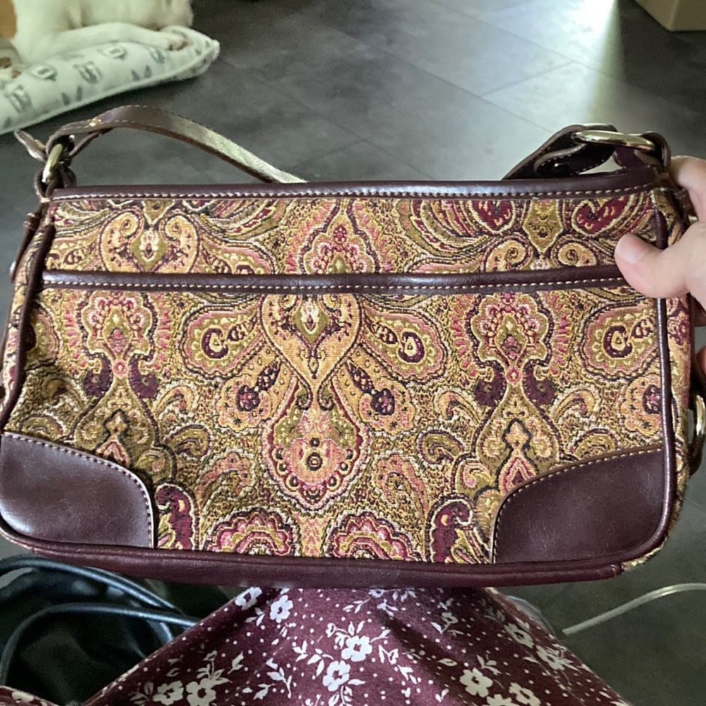 Authentic shoulder strap 6 compartments. In really good condition(gently used)